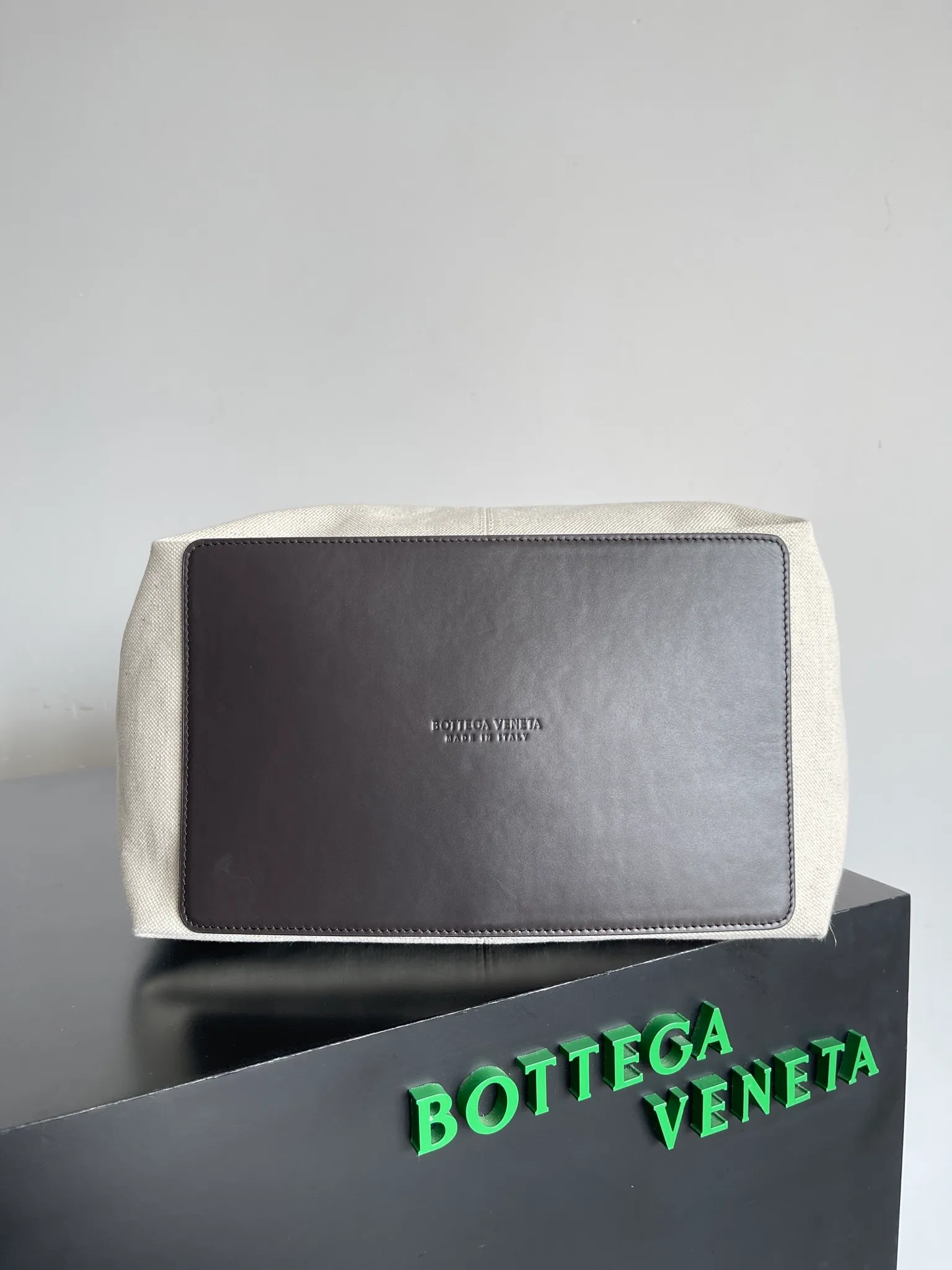 Batch 1880 BV's new structure Flip Flap tote handbag. Flip and fold, deconstructing the classic. A representative of restrained and elegant pragmatism. The best companion for travel and commuting. The cotton and linen blended bag body is lightweight and durable. The black and white panda color scheme is very distinctive. There are sizes🉑️ to choose from. Unisex. The capacity fully meets daily needs. Girls who like big bags can also choose the large size. It's really cool [color]. Style number: 754914 Size: 43*20*31